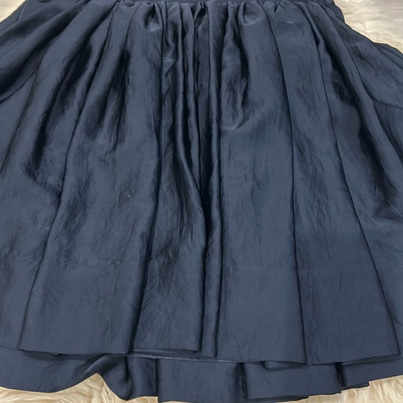 Navy Blue H&M Pleated Silky Skirt with Pockets and Side Zipper Closure Size 6 - Picture 3 of 7